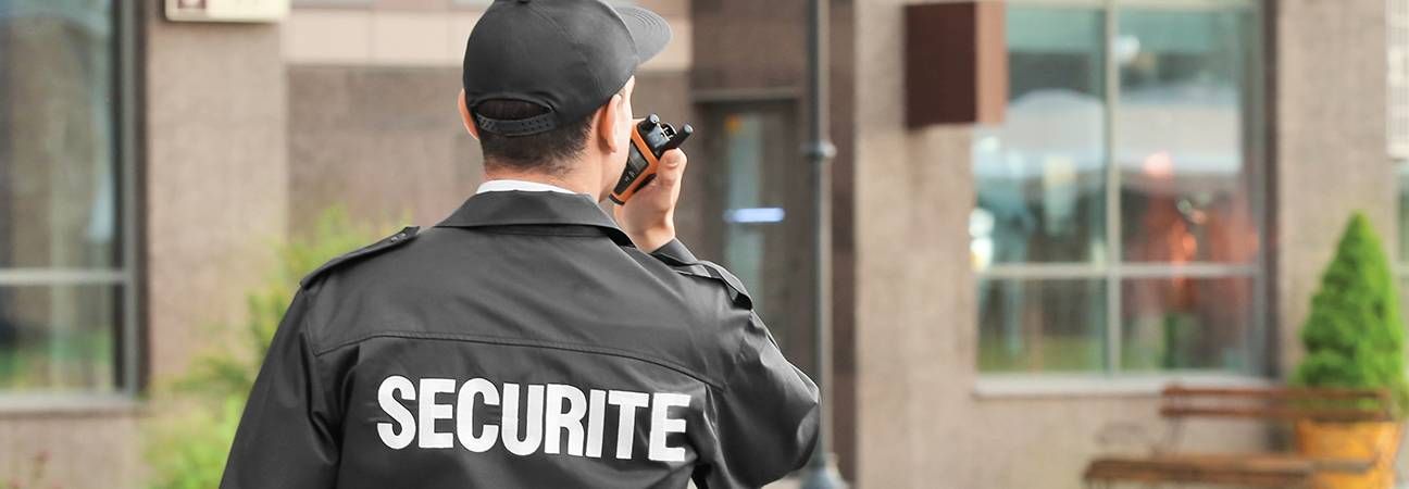 Agent de sécurité A.R. Sécurité en patrouille devant un site client