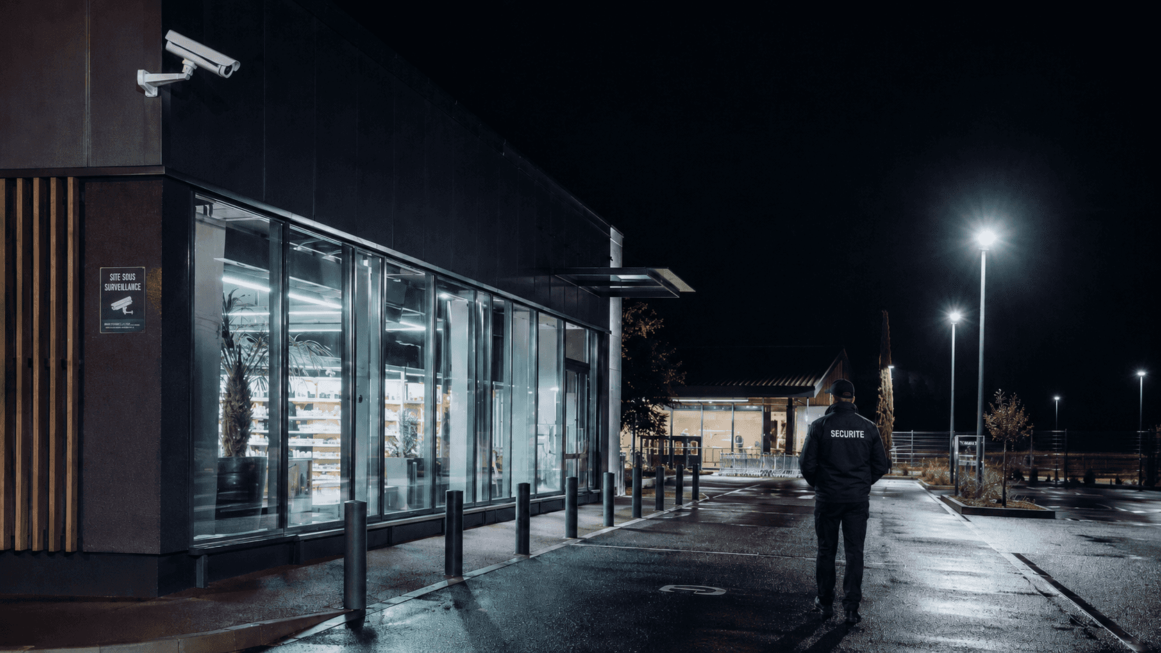 Site industriel sous vidéosurveillance de nuit, entrée sécurisée